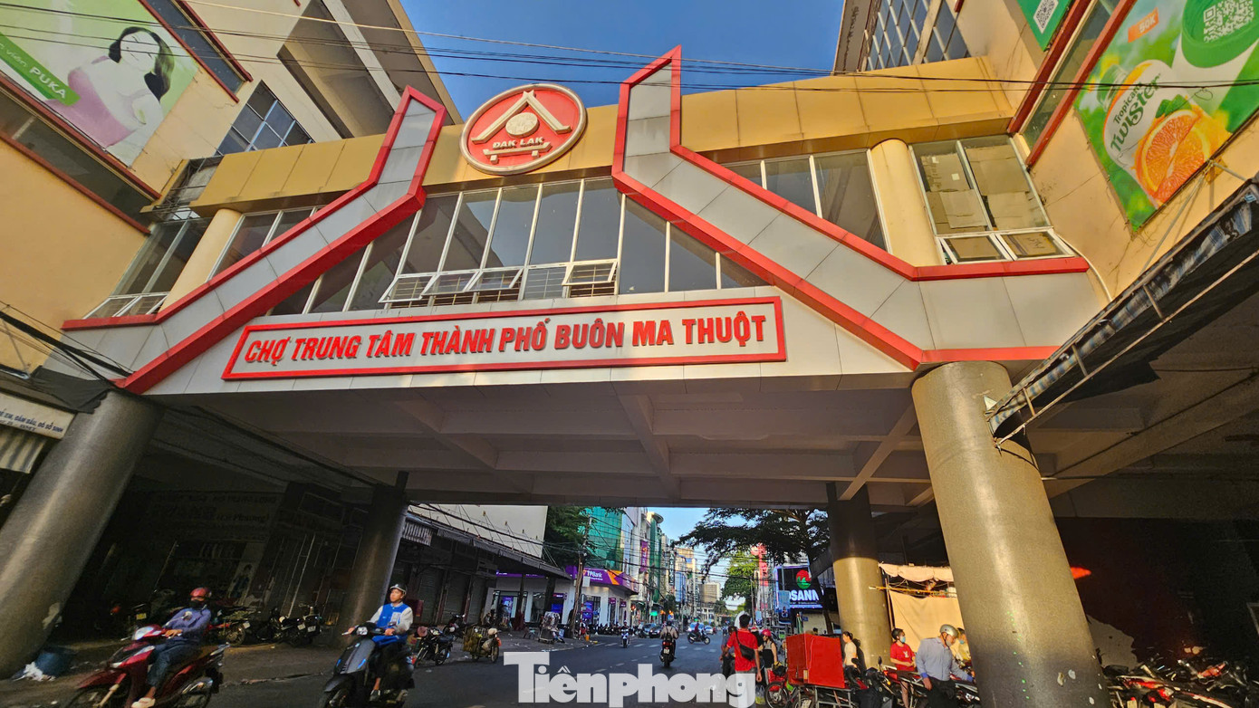 Khung cảnh tại chợ trung tâm thành phố.