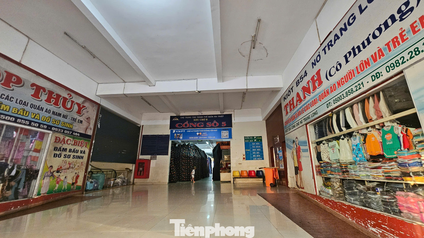 Các cửa hàng ngay cổng số 5 của chợ đã đóng cửa.