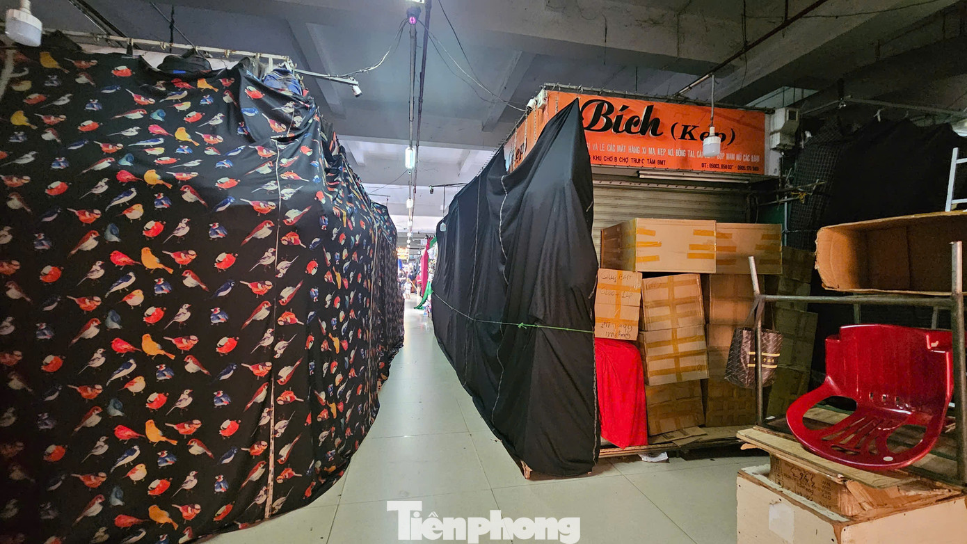 Nhiều tiểu thương đóng cửa sau khi nghe tin có đoàn kiểm tra.