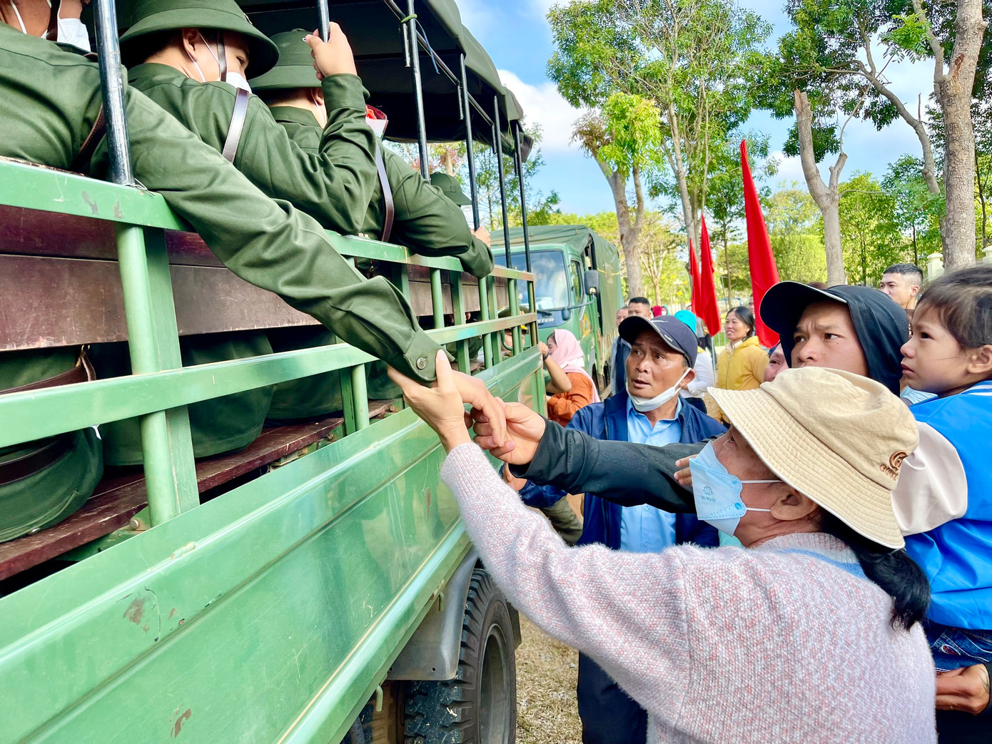 Những cái nắm tay động viên tân binh lên đường Những cái nắm tay động viên tân binh lên đường