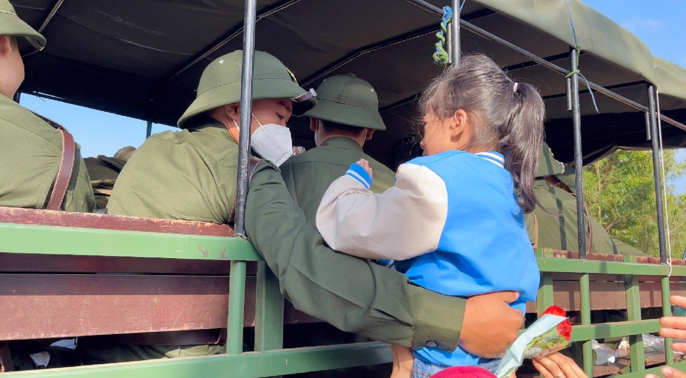 Tân binh chia tay người thân Tân binh chia tay người thân