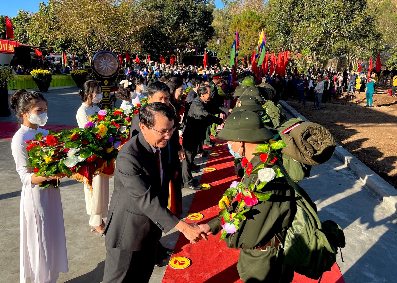 Ông Trịnh Duy Thuân, Bí thư Thành uỷ TP. Pleiku động viên các tân binh lên đường thực hiện nghĩa vụ Ông Trịnh Duy Thuân, Bí thư Thành uỷ TP. Pleiku động viên các tân binh lên đường thực hiện nghĩa vụ