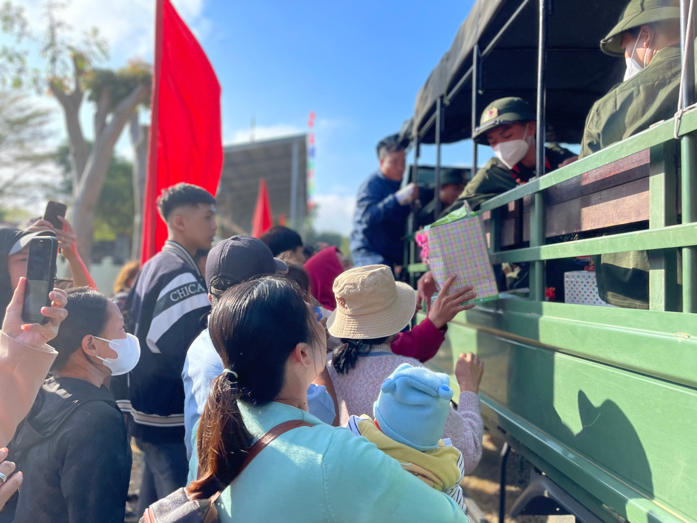 Người thân trao quà tặng tân binh Người thân trao quà tặng tân binh