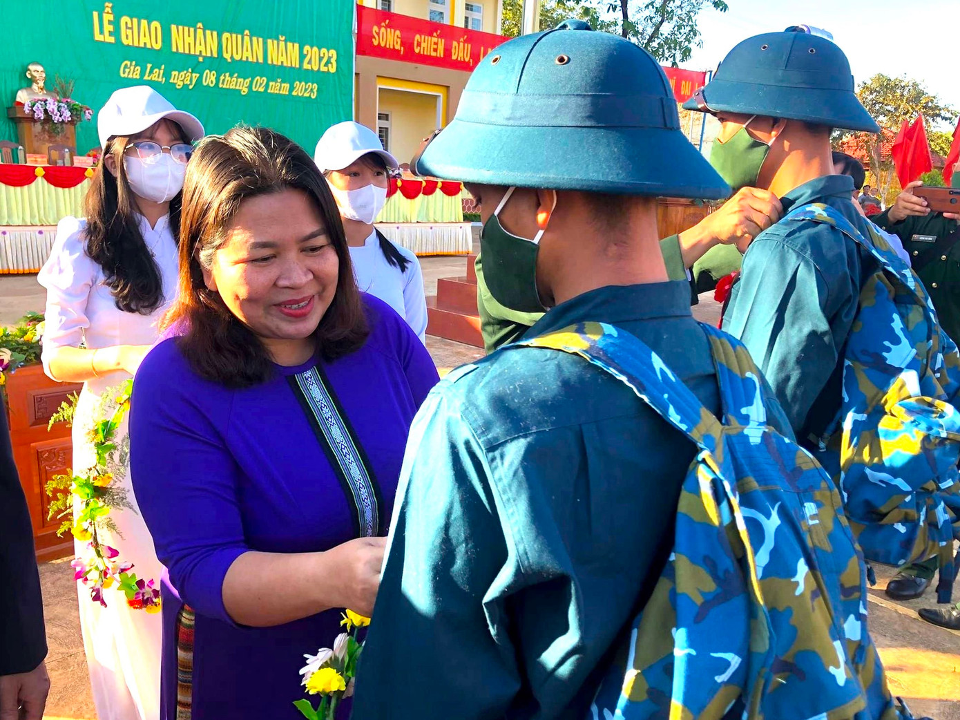 Chị Hà Thị Giang Thảo, Bí thư Tỉnh Đoàn Gia Lai động viên các tân binh Chị Hà Thị Giang Thảo, Bí thư Tỉnh Đoàn Gia Lai động viên các tân binh