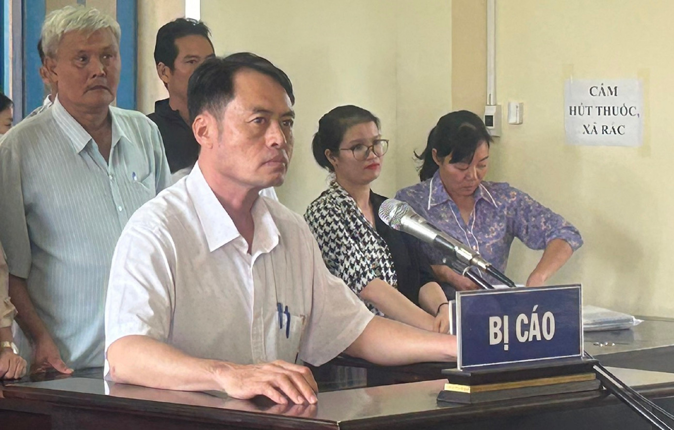 Bị cáo Quảng, bị can Lại Thị Mây (giữa), bị can Nguyễn Thị Quế (bìa phải) Bị cáo Quảng, bị can Lại Thị Mây (giữa), bị can Nguyễn Thị Quế (bìa phải)