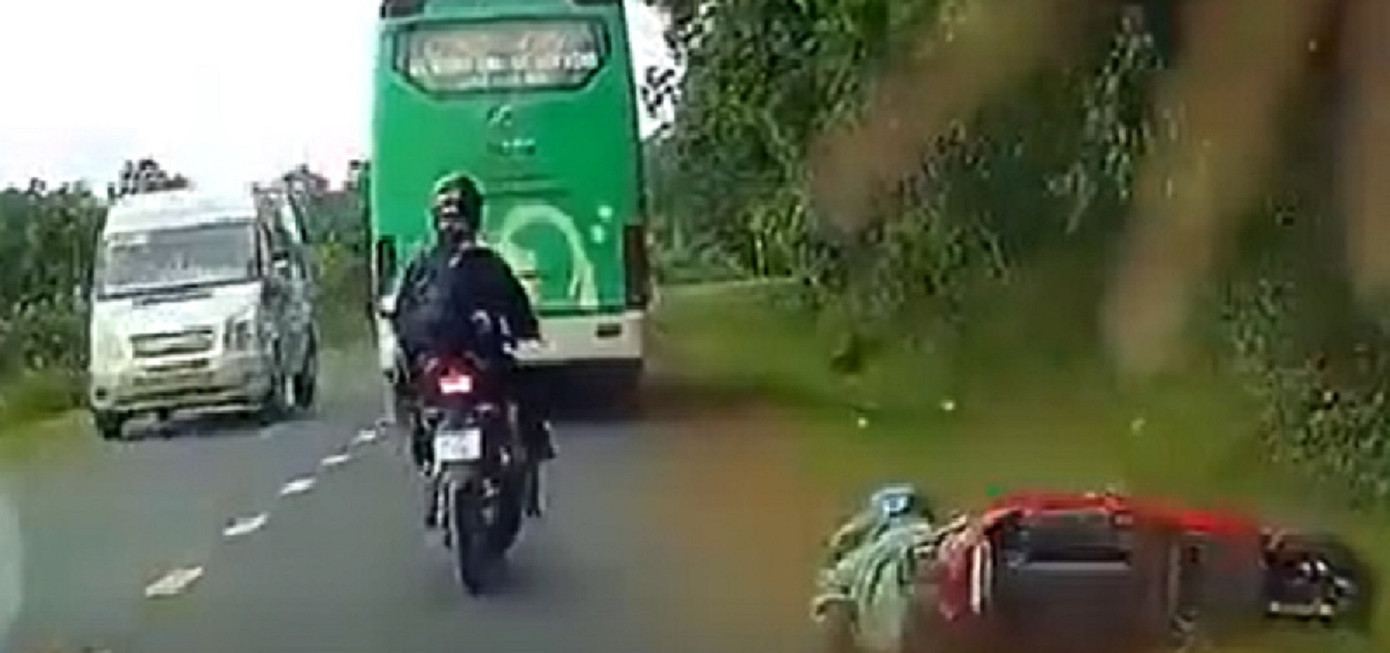 Chiếc xe khách chạy sai hành trình, ép ngã người lái xe máy