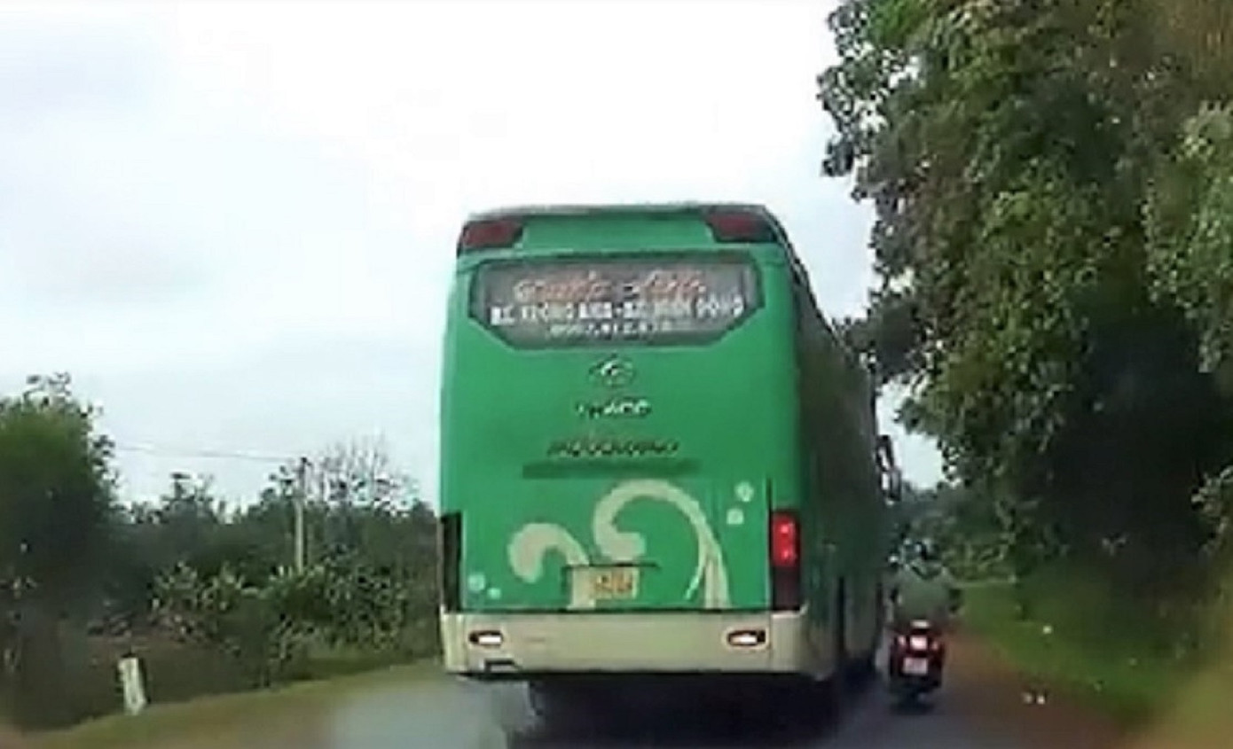 Chiếc xe khách chạy ẩu, gây tai nạn