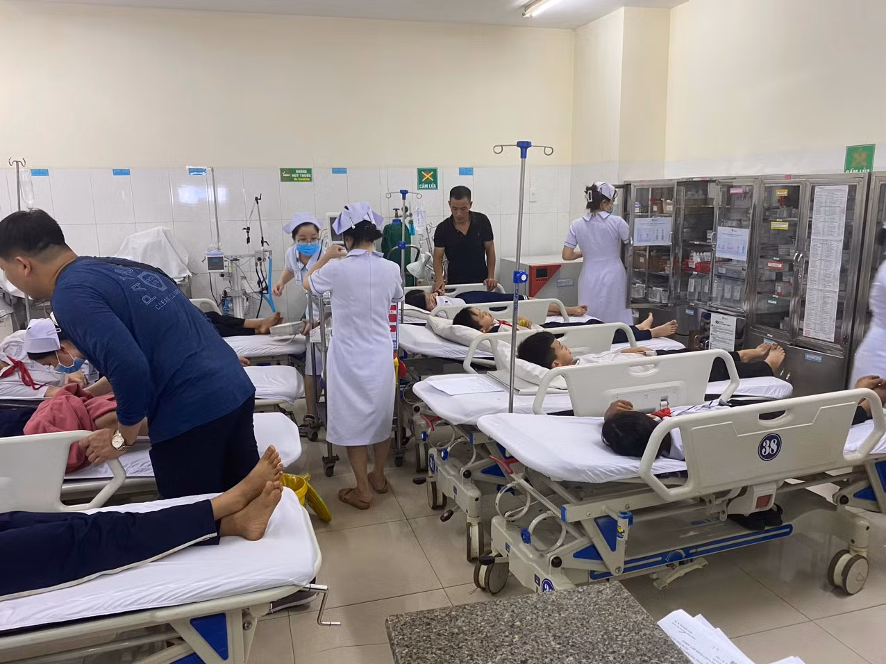 Các bác sĩ tại bệnh viện đang chăm sóc, điều trị cho các em học sinh