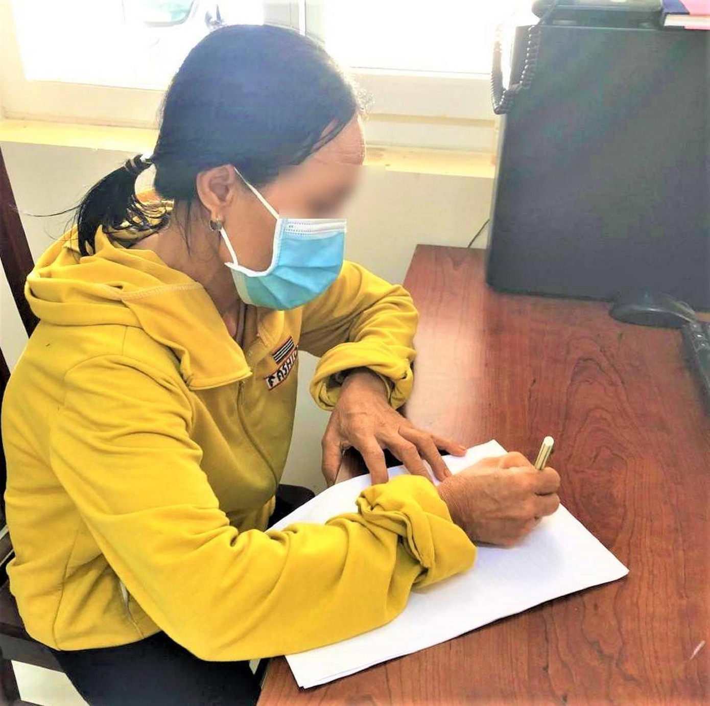 Bà T.T.V trình bày sự việc với cơ quan công an. Ảnh: Công an xã Ea Nuôl Bà T.T.V trình bày sự việc với cơ quan công an. Ảnh: Công an xã Ea Nuôl