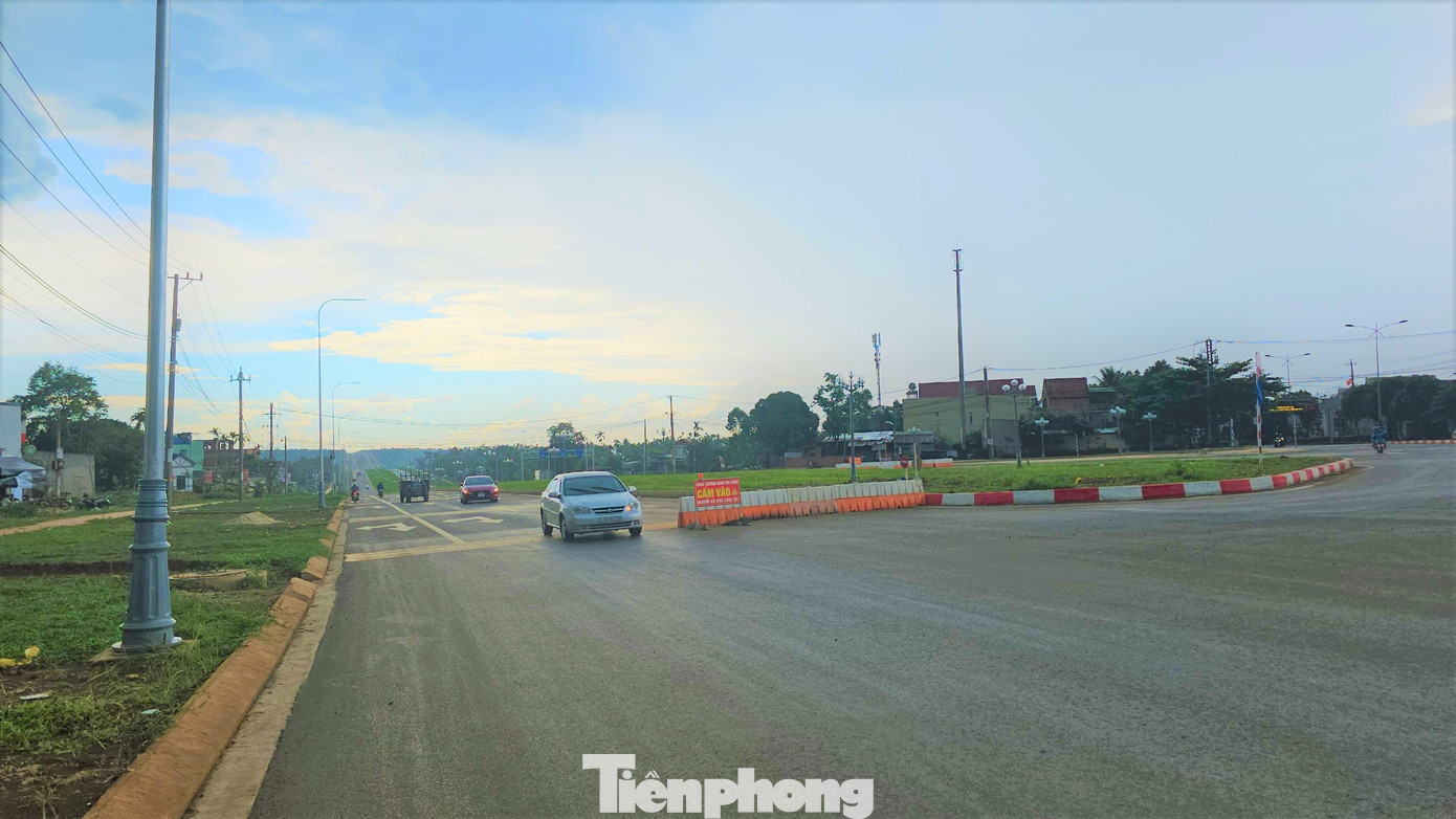 Phương tiện giao thông lưu thông vào Đại lộ Đông Tây ngày 5/7. Phương tiện giao thông lưu thông vào Đại lộ Đông Tây ngày 5/7.