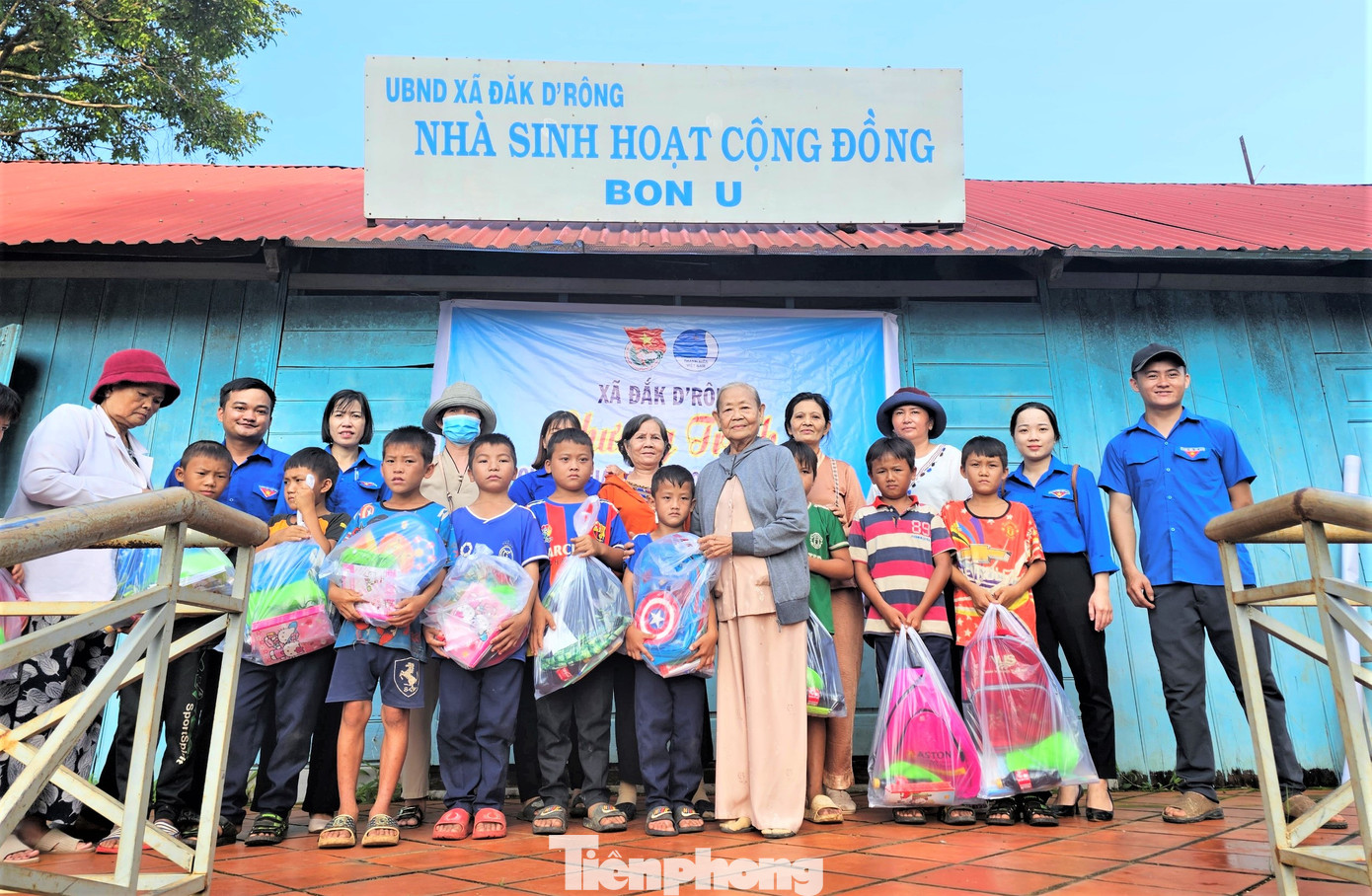 Món quà ý nghĩa tiếp sức trẻ đến trường. Món quà ý nghĩa tiếp sức trẻ đến trường.