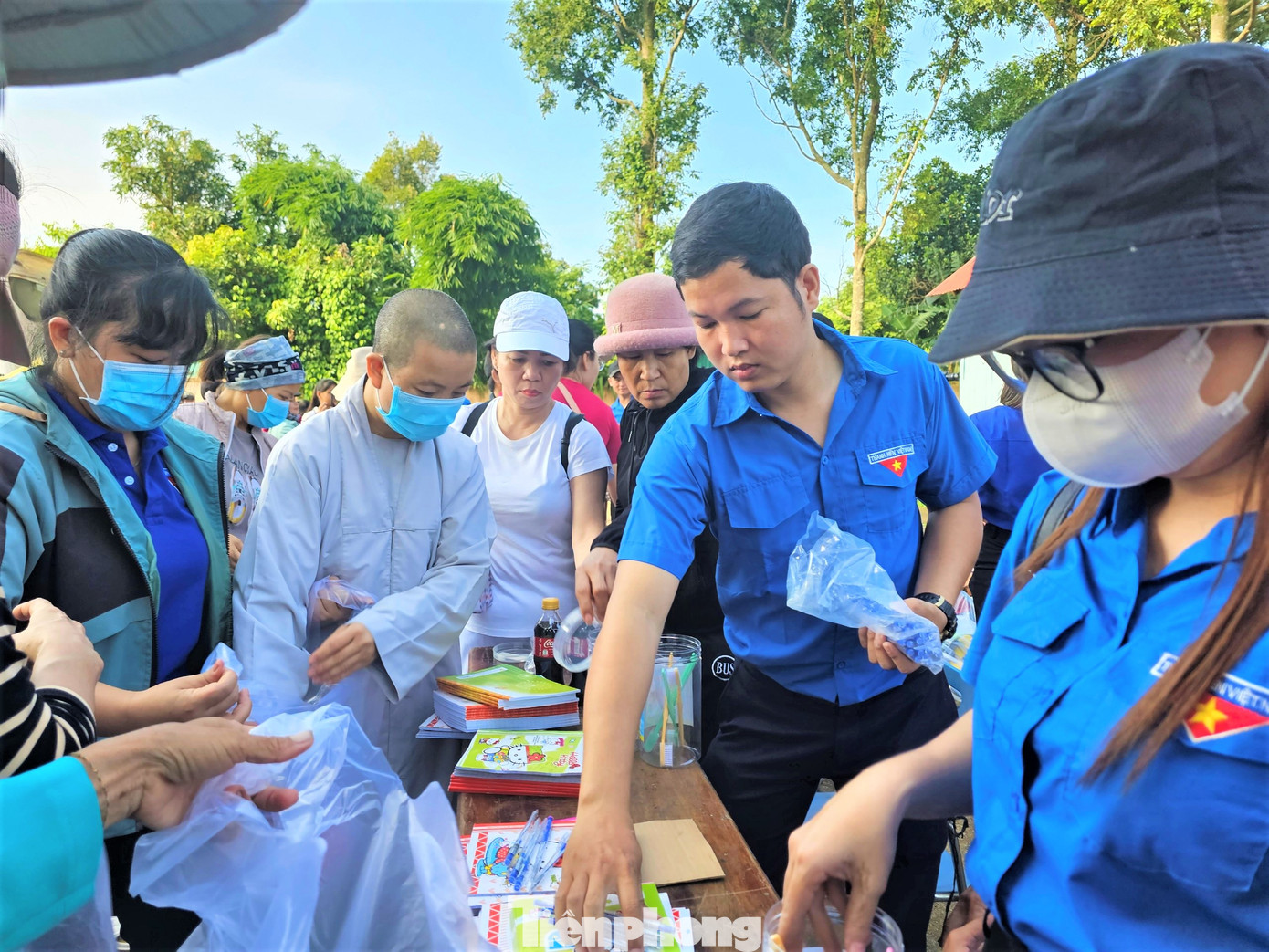 Các thanh niên, nhà hảo tâm chuẩn bị quà. Các thanh niên, nhà hảo tâm chuẩn bị quà.
