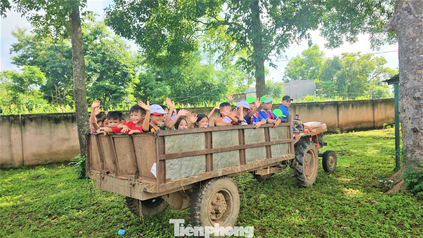 Các em nhỏ được chở bằng xe cày đi nhận quà. Các em nhỏ được chở bằng xe cày đi nhận quà.