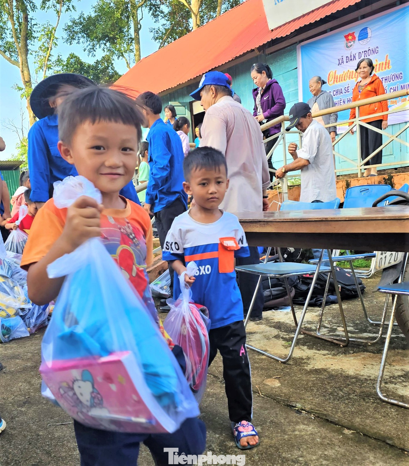 Em nhỏ vui vẻ với phần quà vừa được trao. Em nhỏ vui vẻ với phần quà vừa được trao.