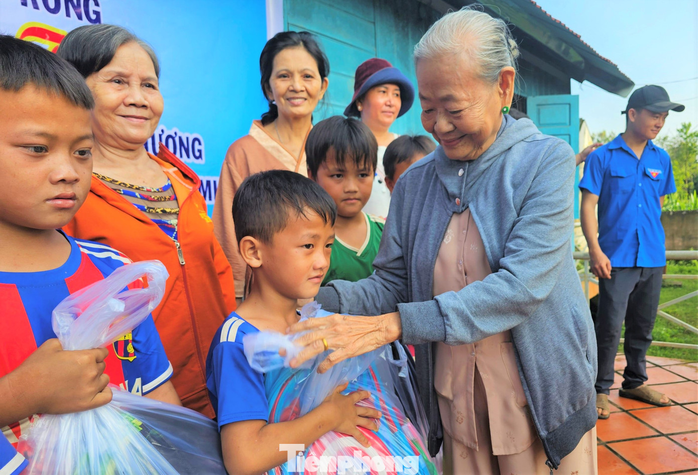 Quà của trẻ gồm nhiều đồ dùng học tập và chiếc cặp. Quà của trẻ gồm nhiều đồ dùng học tập và chiếc cặp.