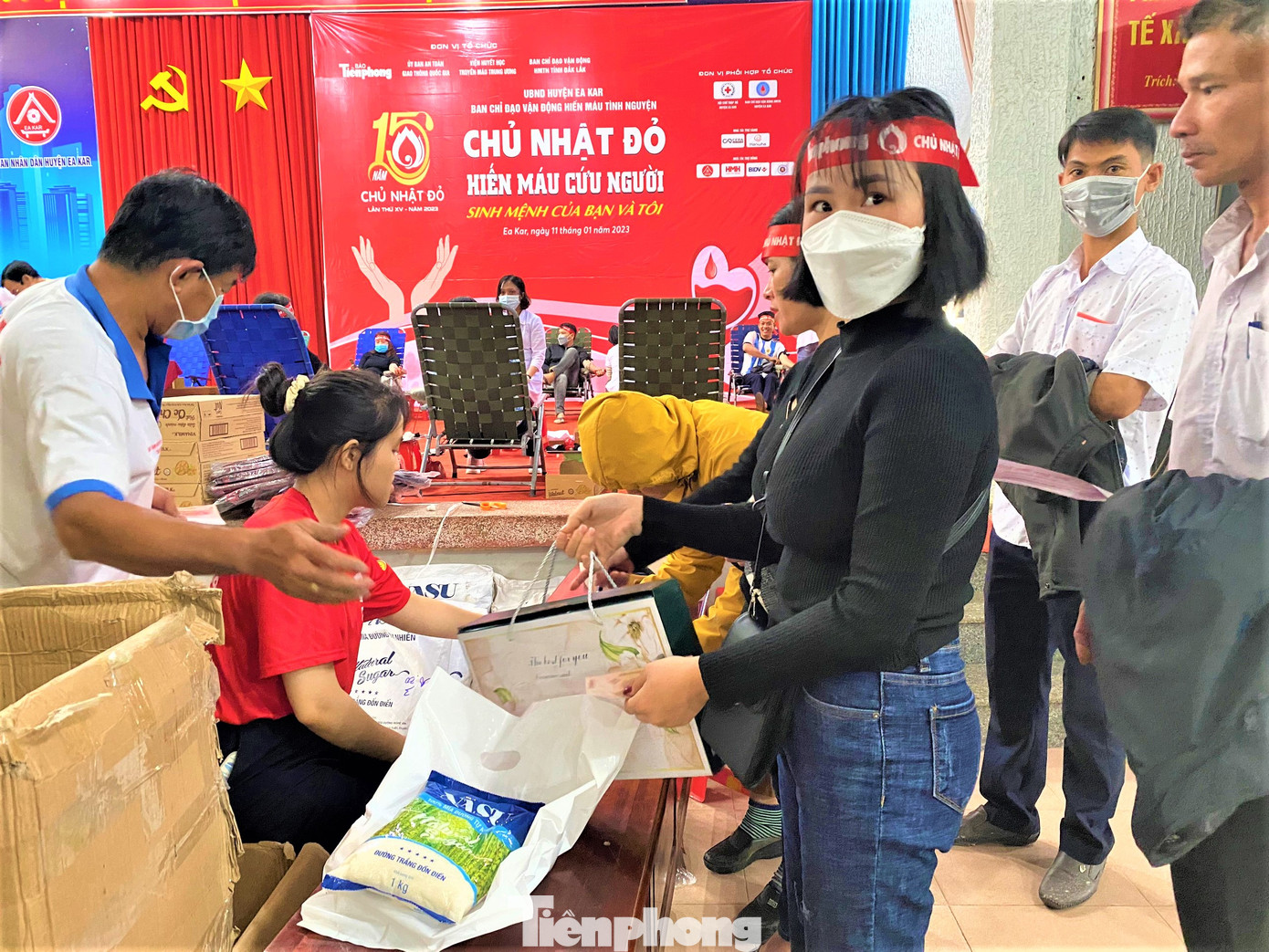 Tình nguyện viên nhận quà