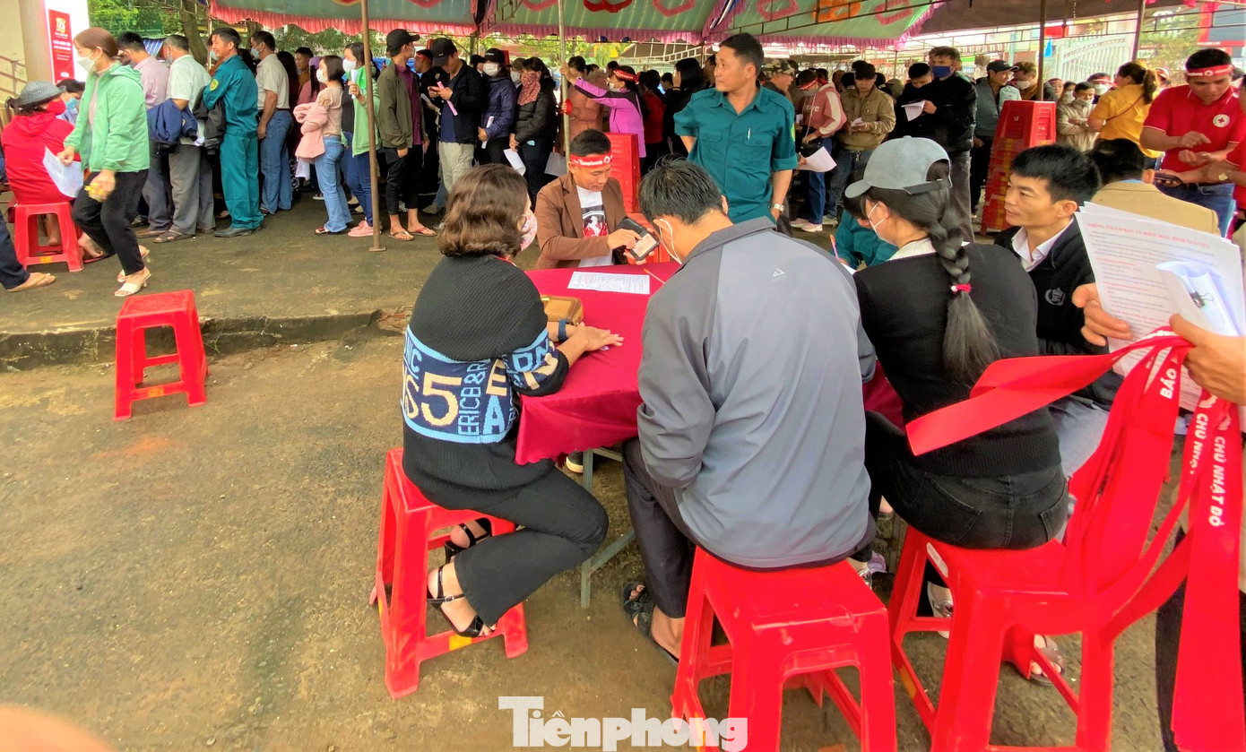 Đông đảo người dân đi hiến máu