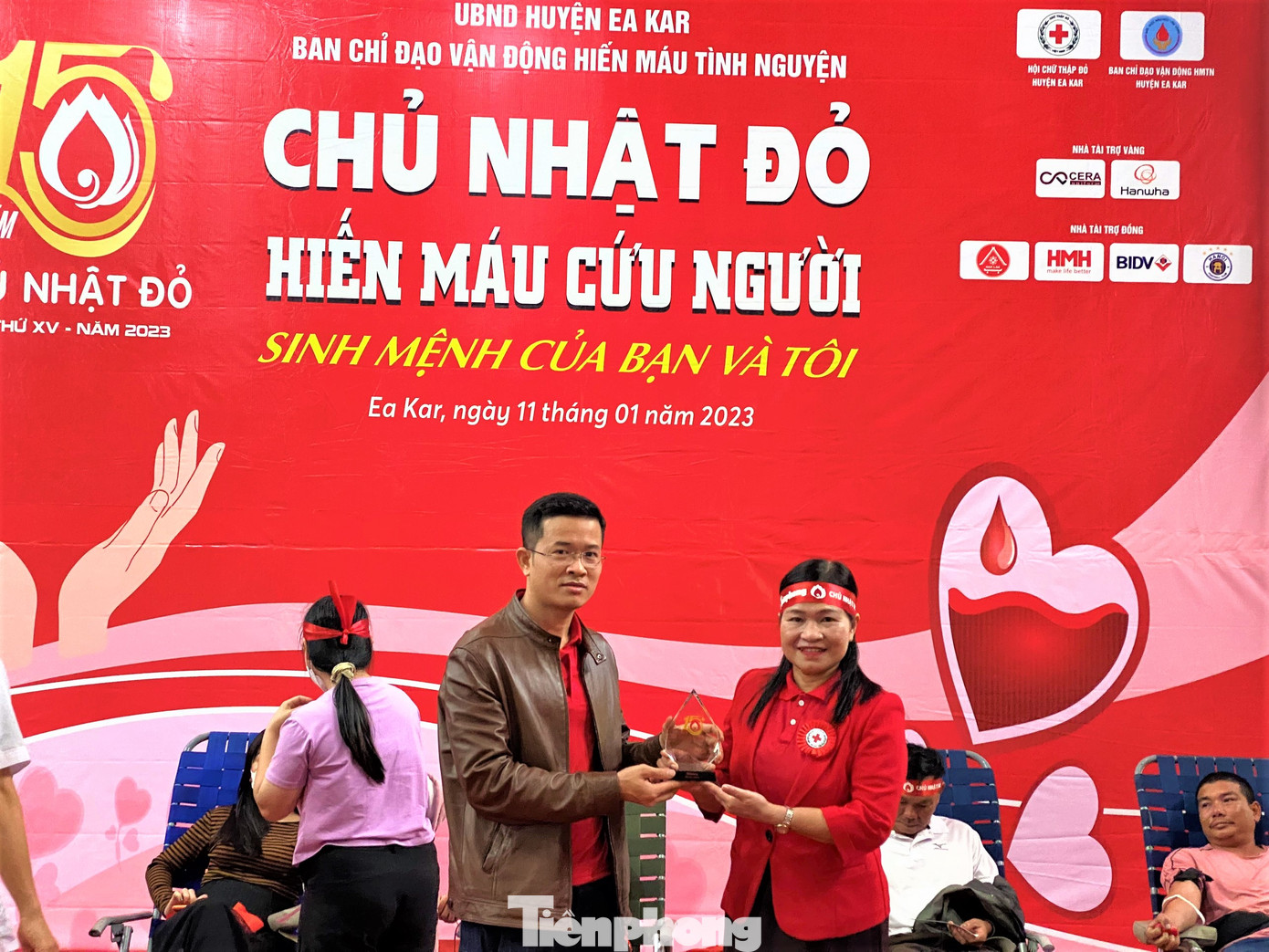 Nhà báo Nguyễn Văn Tuấn - Thư ký tòa soạn Ban đại diện báo Tiền Phong khu vực Tây Nguyên, trao kỷ niệm chương cho bà Trần Thị Châu, Chủ tịch Hội Chữ Thập đỏ huyện Ea Kar