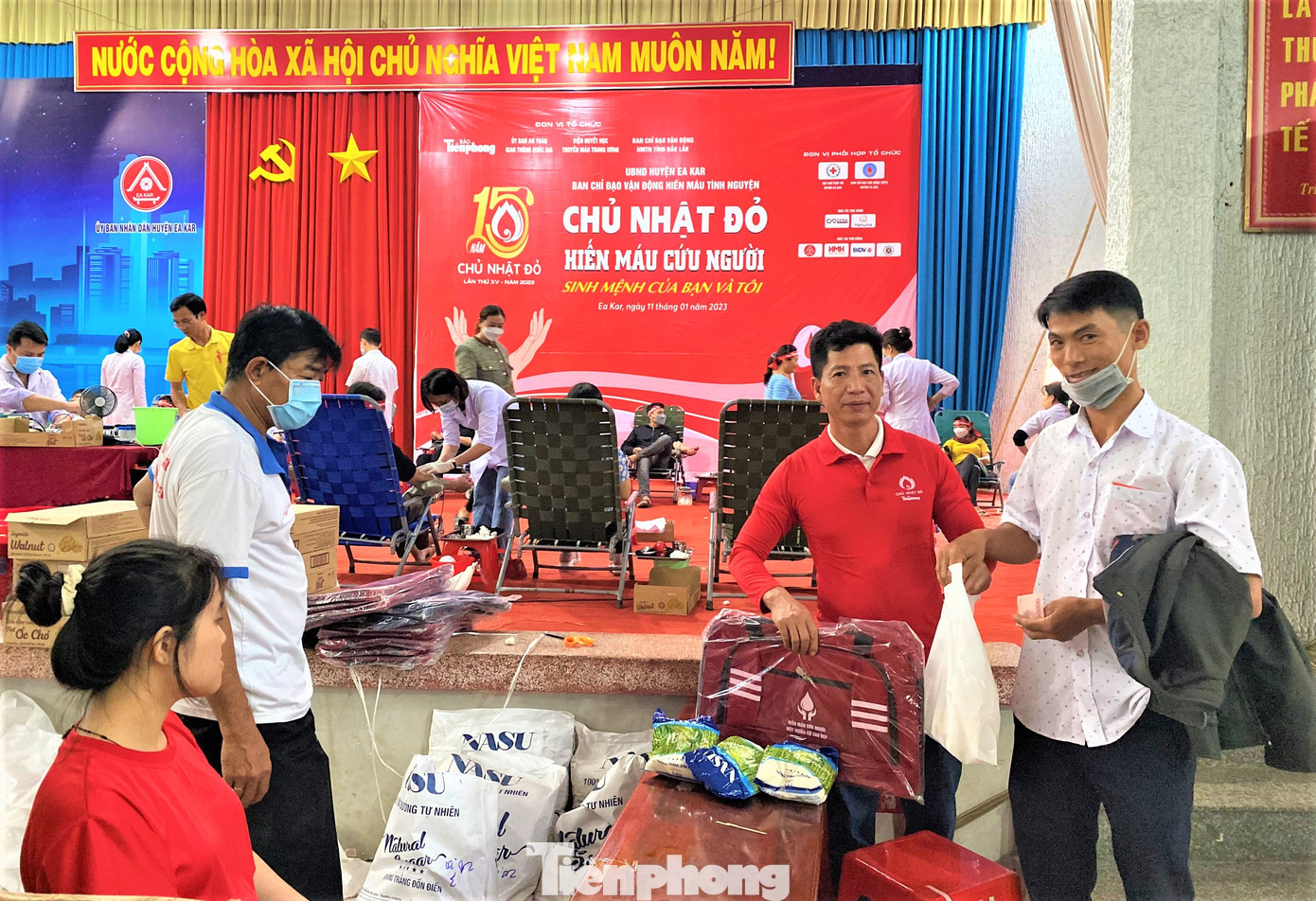 Tình nguyện viên được tặng quà sau khi hiến máu