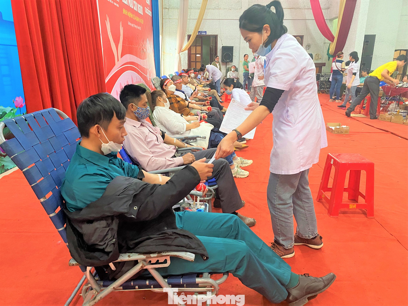 Người dân Ea Kar tham gia hiến máu