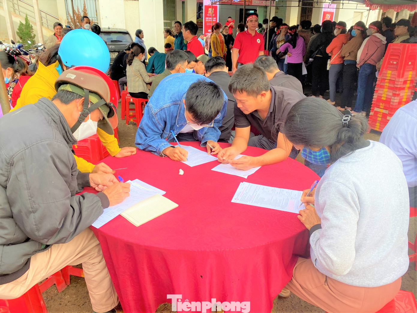 Người dân tranh thủ đến hiến máu sớm, rồi về đi làm