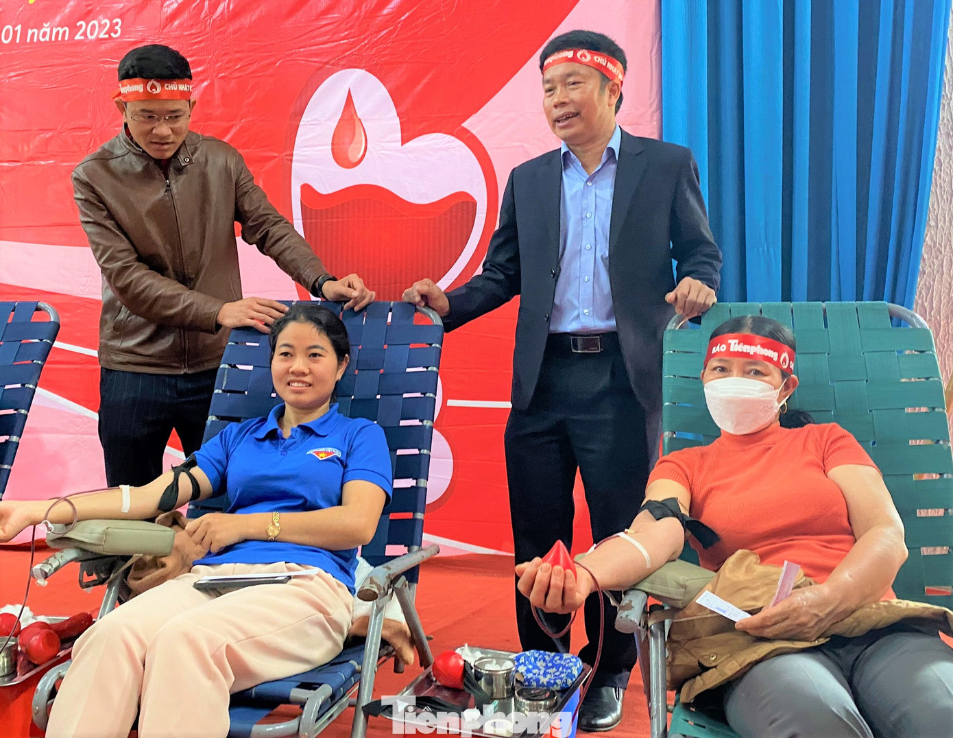 Nhà báo Nguyễn Văn Tuấn (bên trái) cùng ông Nguyễn Văn Hà- Chủ tịch UBND huyện Ea Kar thăm hỏi, động viên tình nguyện viên hiến máu