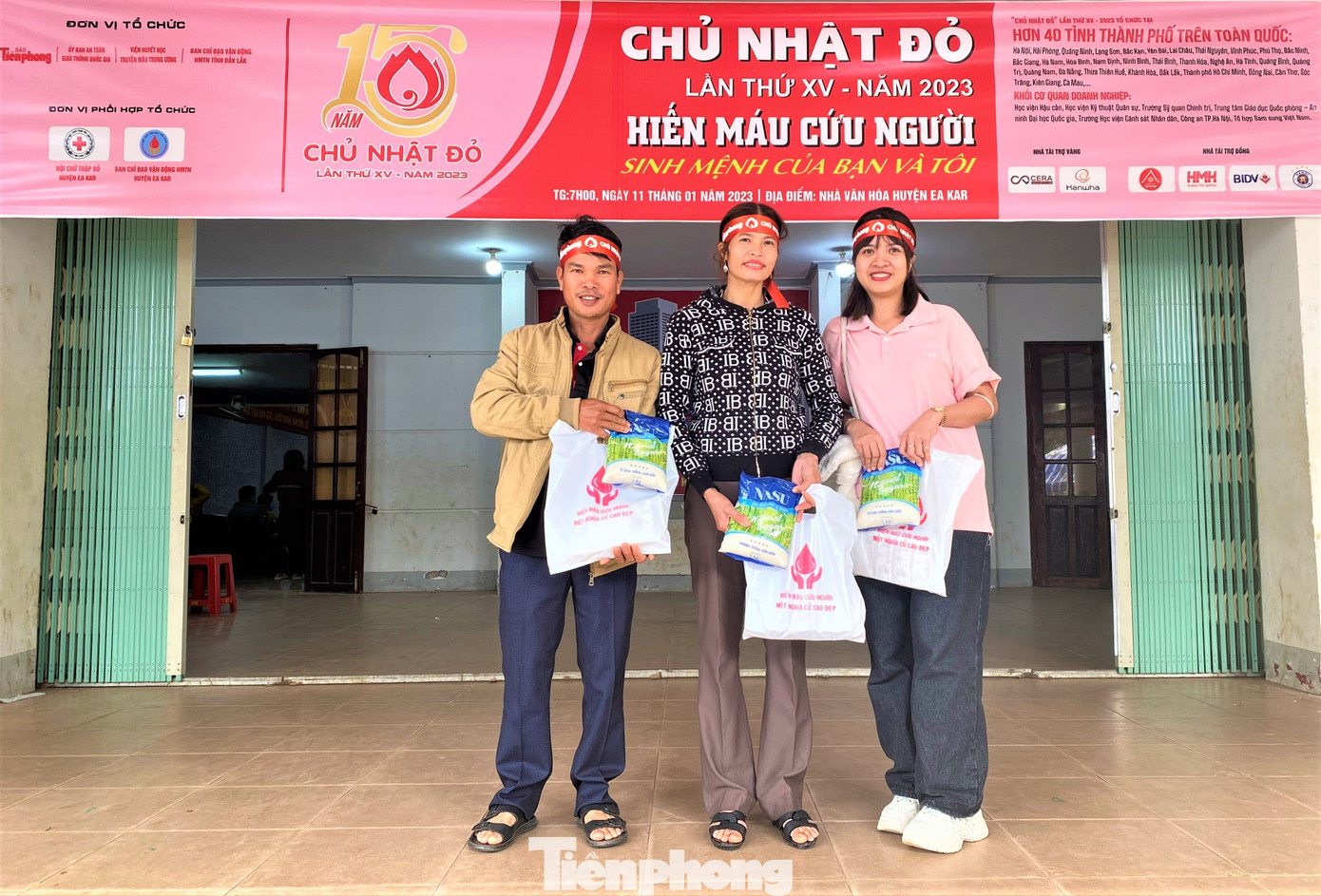 Gia đình chị anh Thủy, chị Phương và con gái chụp ảnh lưu niệm