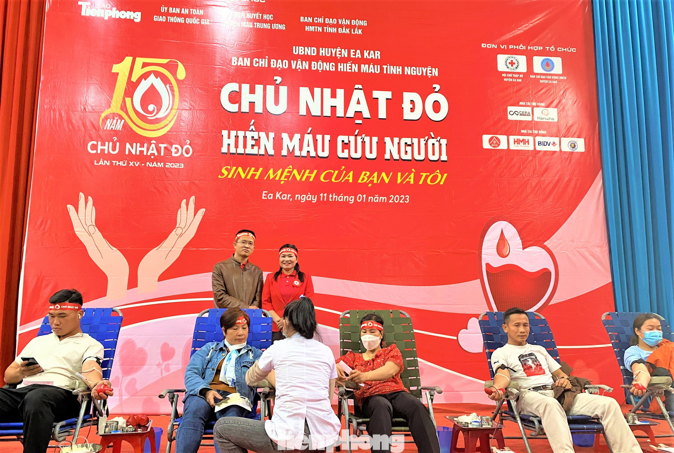 Hiến xong, chị Trần Thị Châu cùng nhà báo Tuấn Nguyễn động viên những người tham gia hiến máu