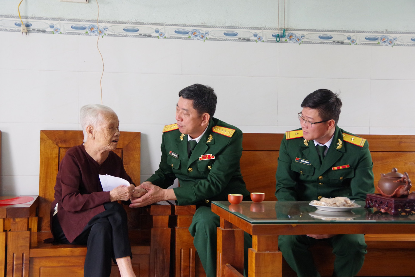 Lãnh đạo Bộ CHQS tỉnh Đắk Nông đến thăm Mẹ Việt Nam anh hùng Lãnh đạo Bộ CHQS tỉnh Đắk Nông đến thăm Mẹ Việt Nam anh hùng