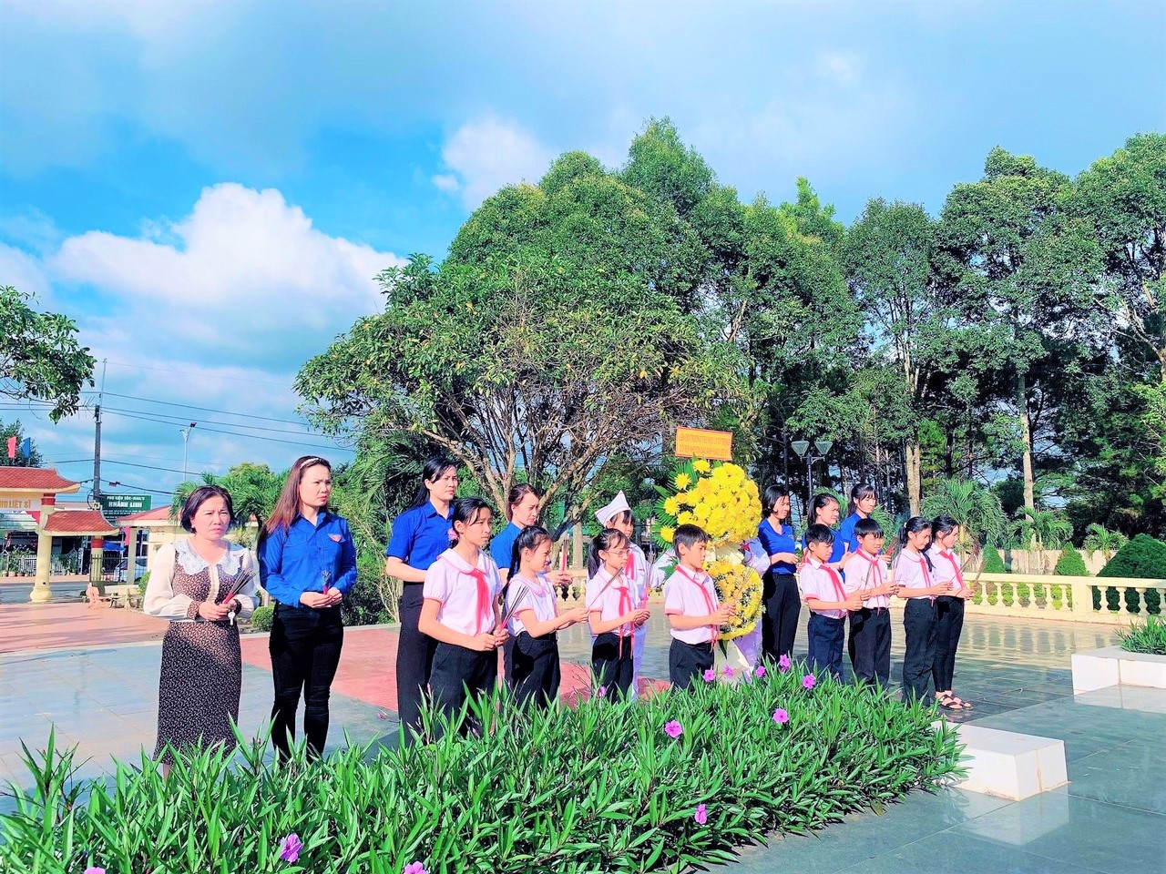 Cô trò ở Đắk Nông dâng hương, hoa tại nghĩa trang liệt sỹ Cô trò ở Đắk Nông dâng hương, hoa tại nghĩa trang liệt sỹ