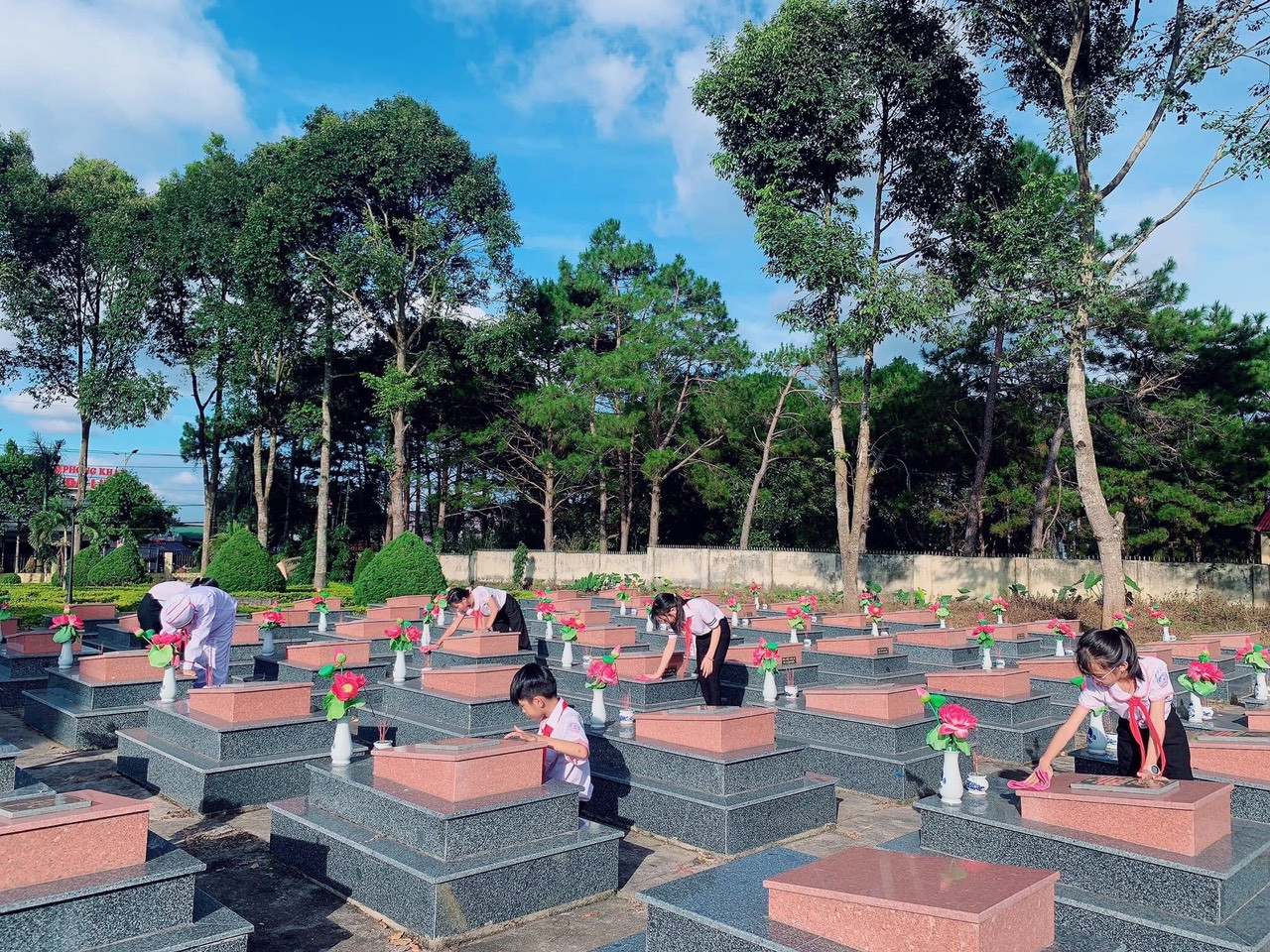 Các em thiếu nhi lau dọn phần mộ liệt sỹ Các em thiếu nhi lau dọn phần mộ liệt sỹ