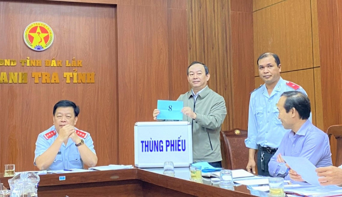 Đại diện các đơn vị được chọn kiểm tra tài sản, thu nhập cá nhân tham gia bốc thăm ngẫu nhiên Đại diện các đơn vị được chọn kiểm tra tài sản, thu nhập cá nhân tham gia bốc thăm ngẫu nhiên