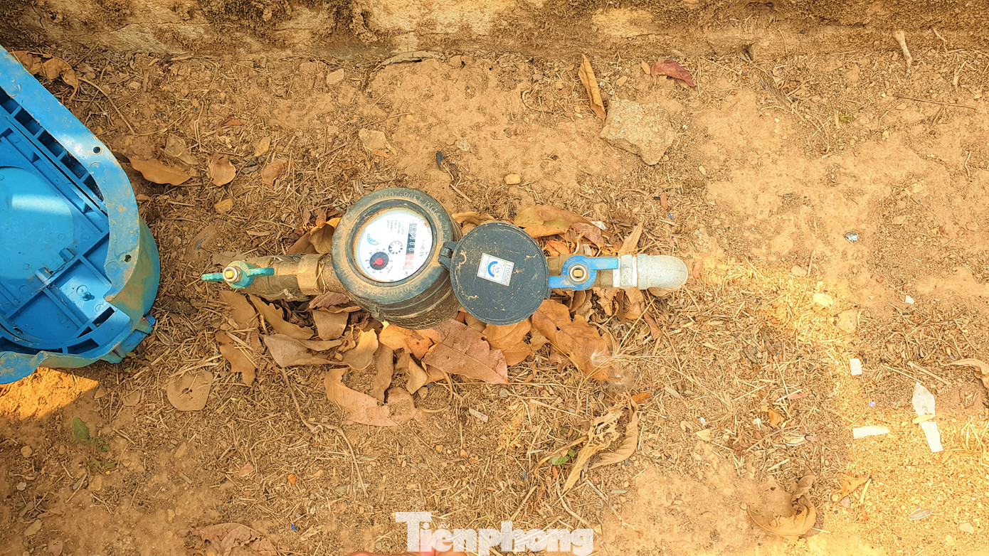 Đồng hồ đã được lắp đặt nhưng nước chưa về.