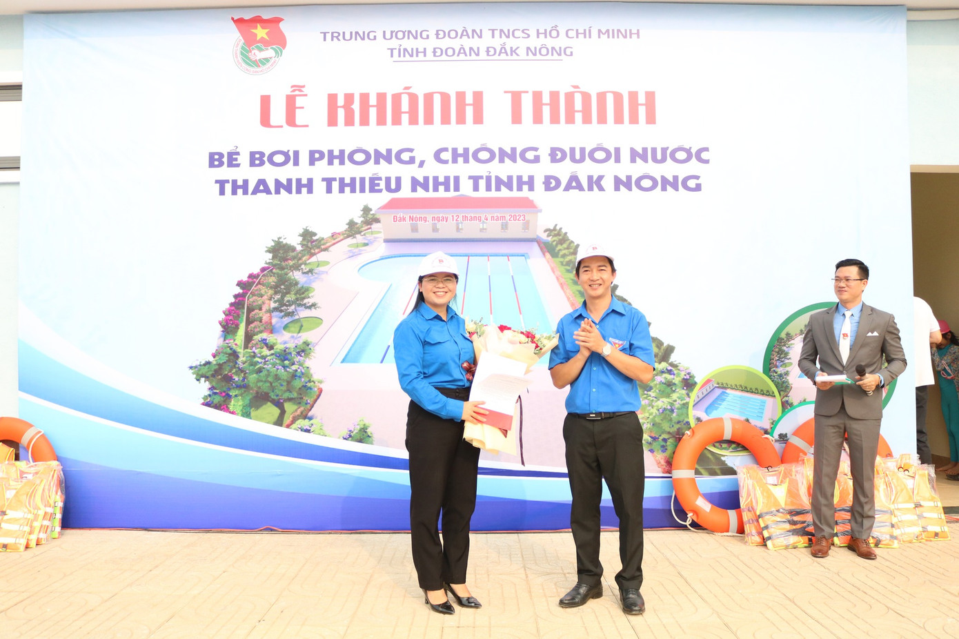 Anh Trương Văn Bình trao quyết định cho Trung tâm Hoạt động Thanh thiếu nhi Anh Trương Văn Bình trao quyết định cho Trung tâm Hoạt động Thanh thiếu nhi