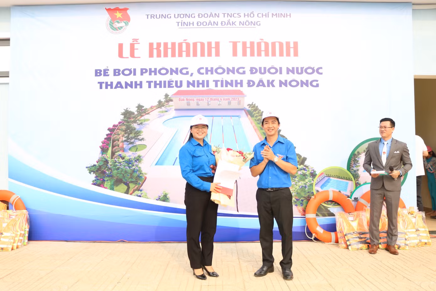 Anh Trương Văn Bình trao quyết định cho Trung tâm Hoạt động Thanh thiếu nhi