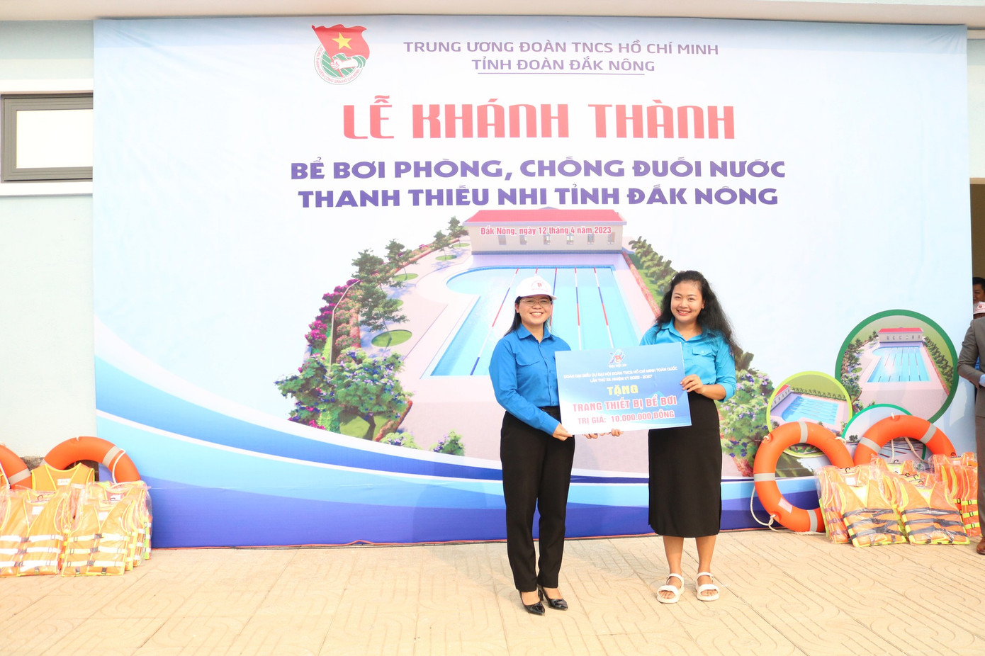 Đoàn đại biểu tỉnh Đắk Nông dự Đại hội Đoàn toàn quốc tặng trang thiết bị trị giá 10 triệu đồng Đoàn đại biểu tỉnh Đắk Nông dự Đại hội Đoàn toàn quốc tặng trang thiết bị trị giá 10 triệu đồng