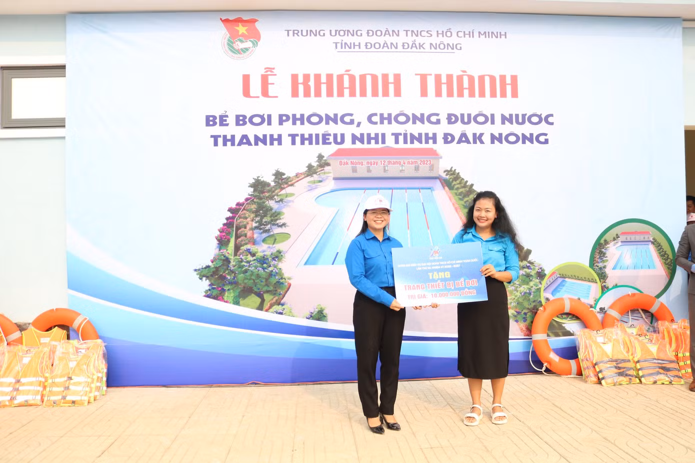 Đoàn đại biểu tỉnh Đắk Nông dự Đại hội Đoàn toàn quốc tặng trang thiết bị trị giá 10 triệu đồng