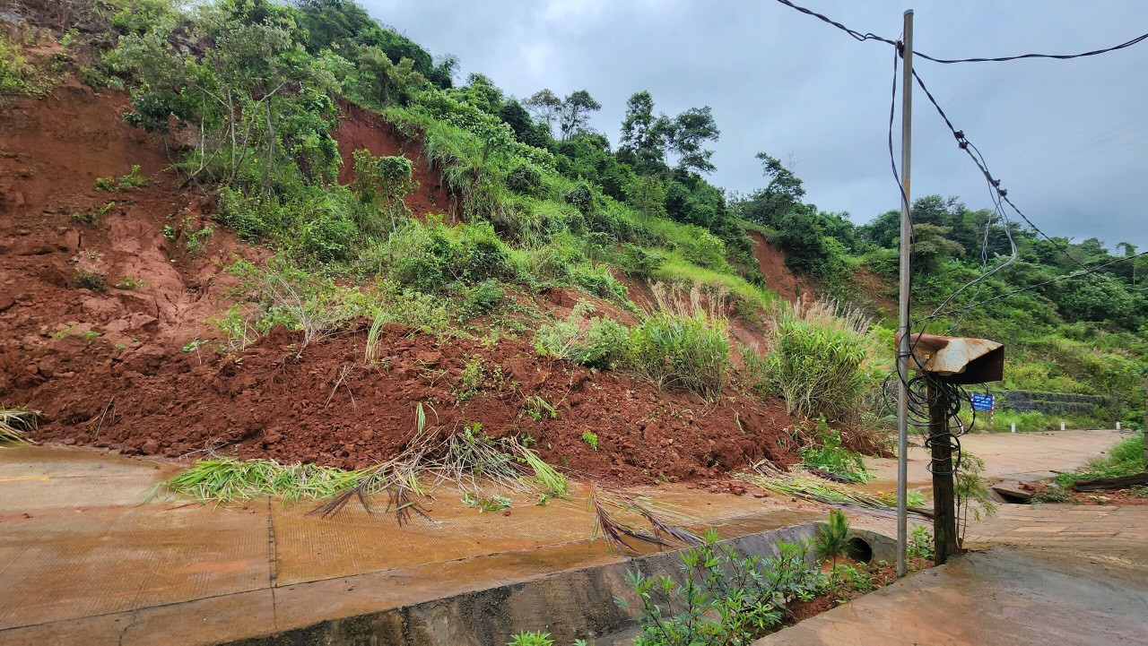 Đất trên đồi đổ xuống đường