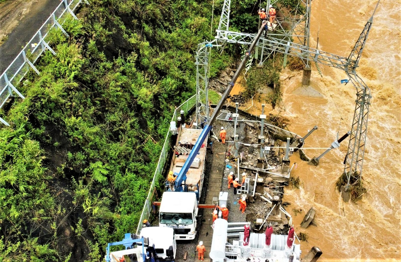 Trạm biến áp của Nhà máy thủy điện Đắk Nông 2 bị xói lở. Ảnh L.P