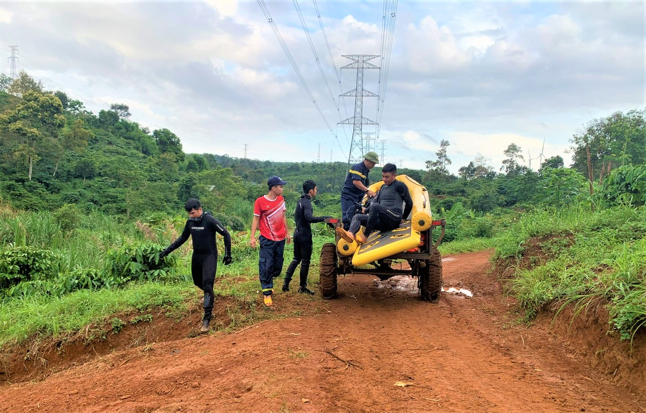 Lực lượng chức năng được huy động để tìm kiếm ông S. Lực lượng chức năng được huy động để tìm kiếm ông S.
