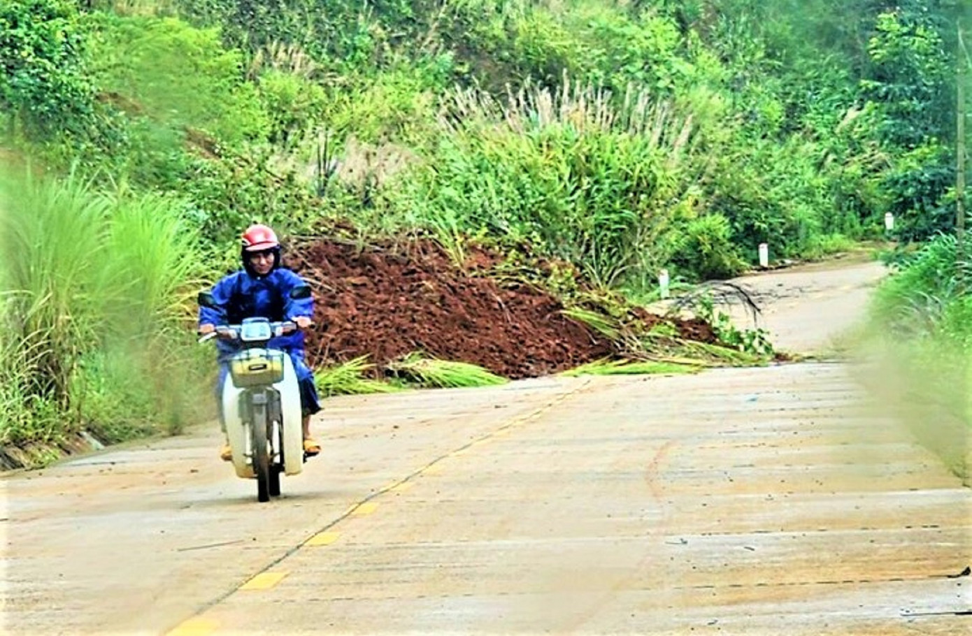 Hiện tượng sạt lở đất xuất hiện nhiều nơi ở Đắk Nông Hiện tượng sạt lở đất xuất hiện nhiều nơi ở Đắk Nông