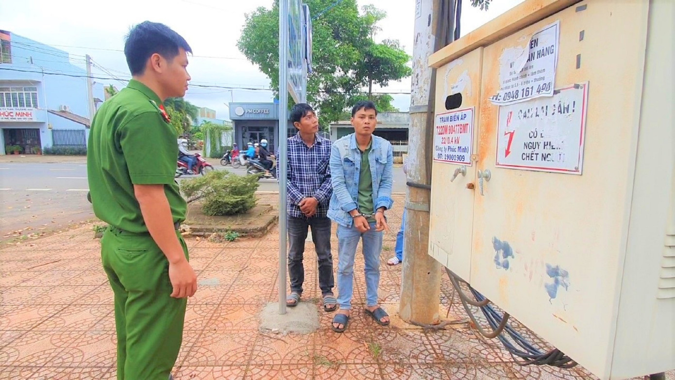 Hai đối tượng chuyên cắt trộm dây điện để lấy lõi đồng Hai đối tượng chuyên cắt trộm dây điện để lấy lõi đồng