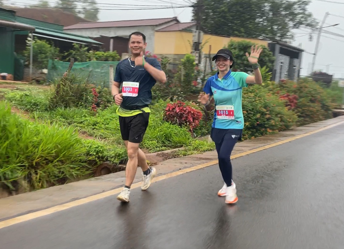 Các vận động viên tham gia giải chạy "Đánh thức vùng quê anh hùng N’Trang Lơng"