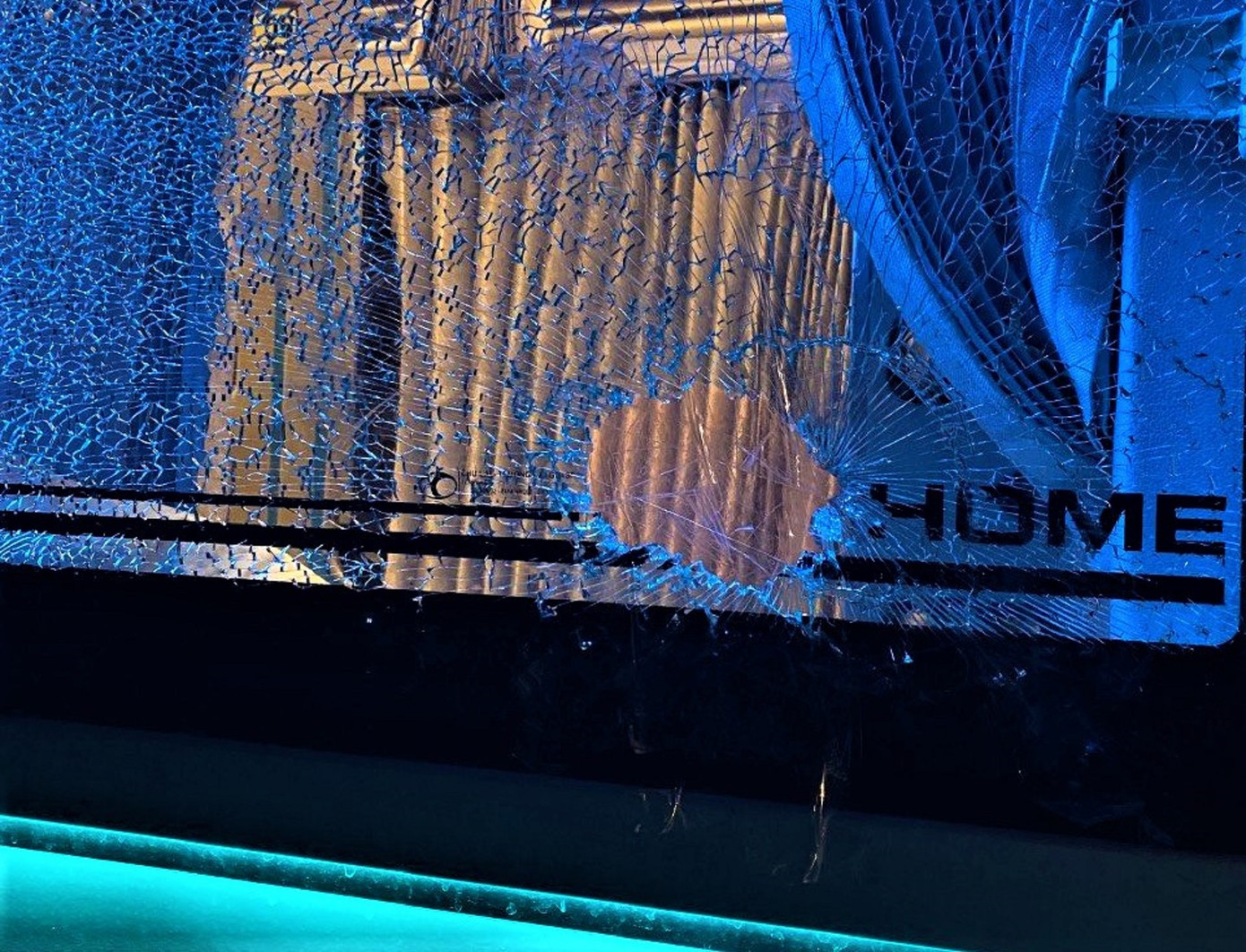 Một xe khách bị ném đá vỡ kính