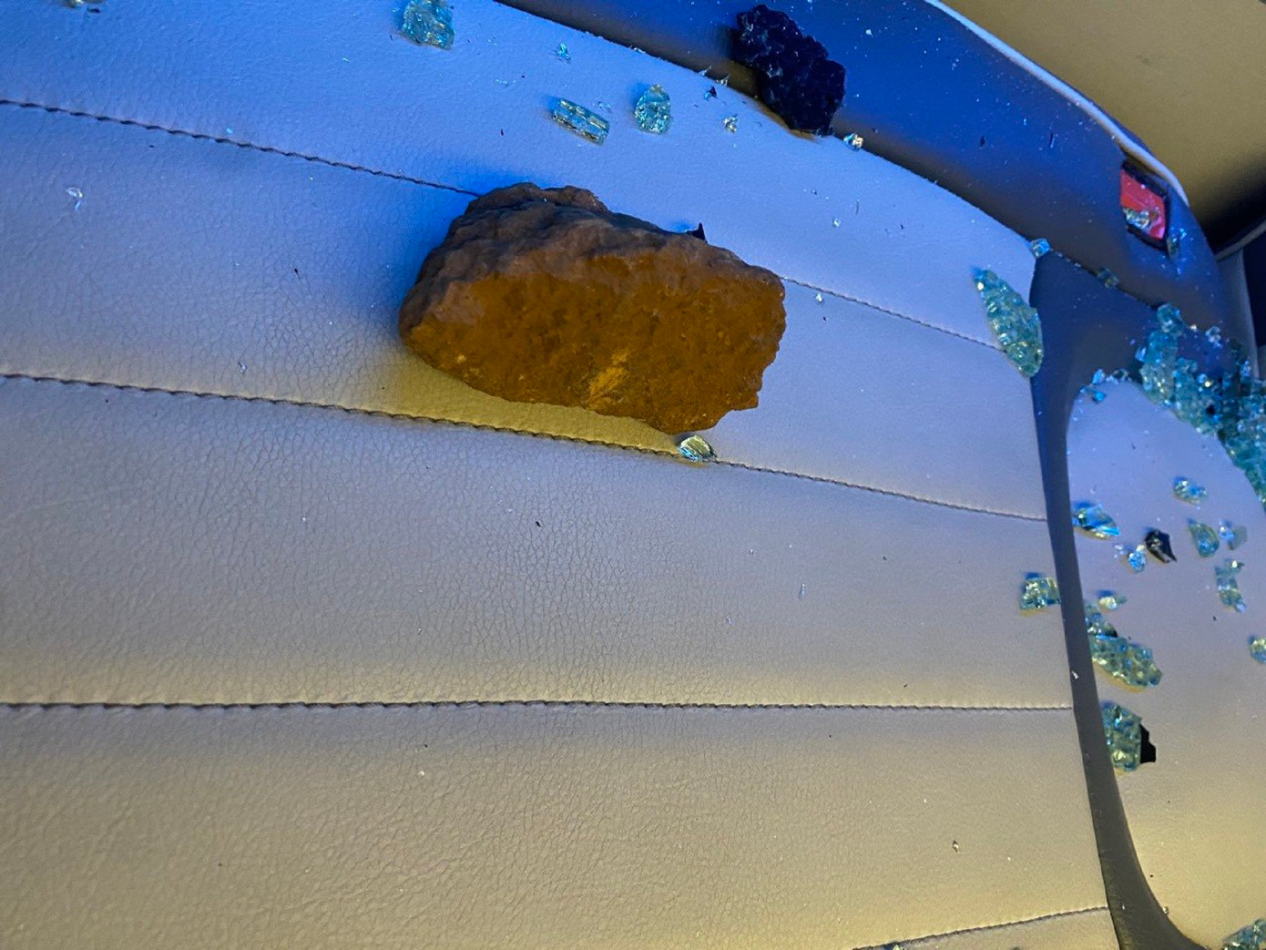 Cục đá to lọt vào xe khách của nhà xe T.O. ngày 13/1