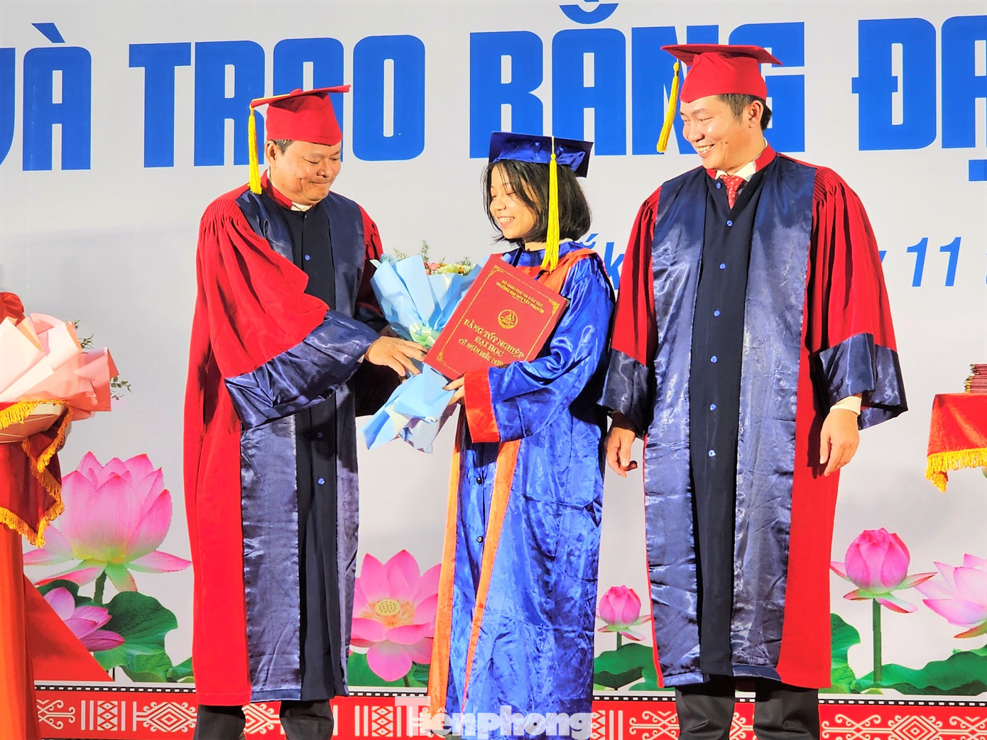 Tân cử nhân nhận bằng tốt nghiệp Tân cử nhân nhận bằng tốt nghiệp