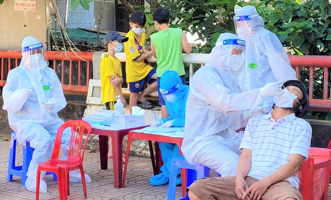 Các điểm lấy mẫu được bố trí thuận lợi cho người dân đến xét nghiệm
