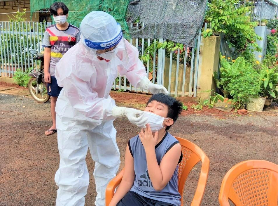 Trẻ em cũng được lấy mẫu xét nghiệm