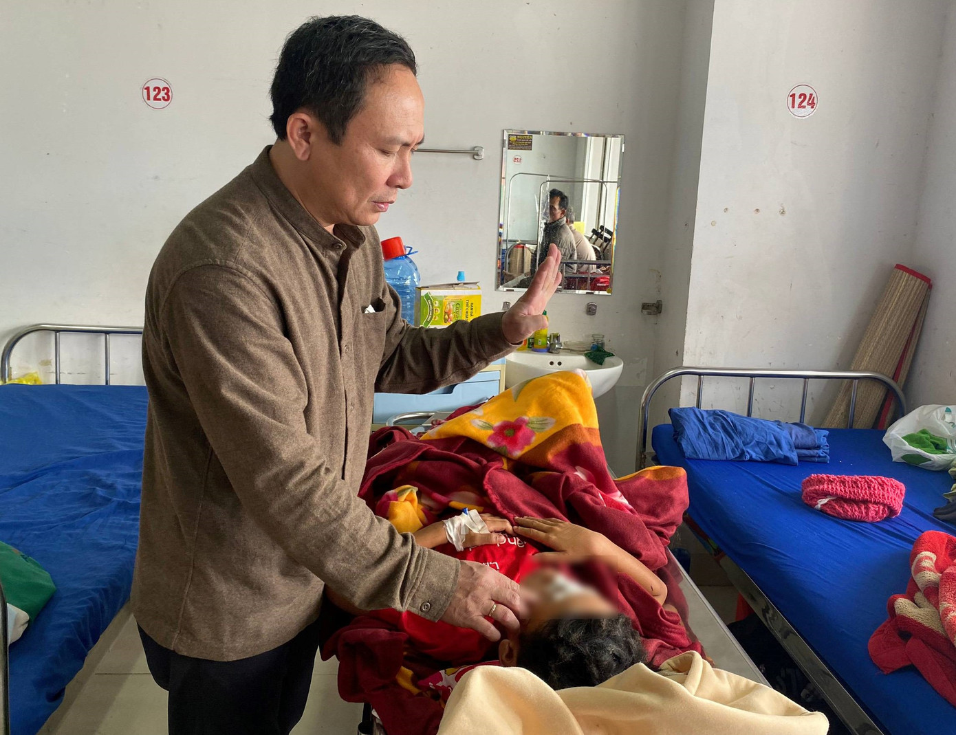 Cháu N.Đ.B.A. đang được bác sĩ hỏi thăm tình hình sức khỏe Cháu N.Đ.B.A. đang được bác sĩ hỏi thăm tình hình sức khỏe