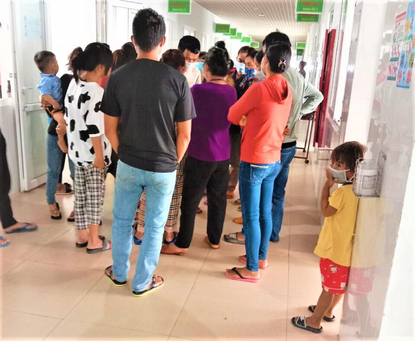 Người nhà bệnh nhân chờ được truyền máu cho trẻ bị tan máu bẩm sinh